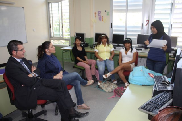 El Alcalde de Torre-Pacheco visita a los alumnos de los institutos del municipio que llevan a cabo el proyecto Empresa Joven Europea (EJE) - 2, Foto 2