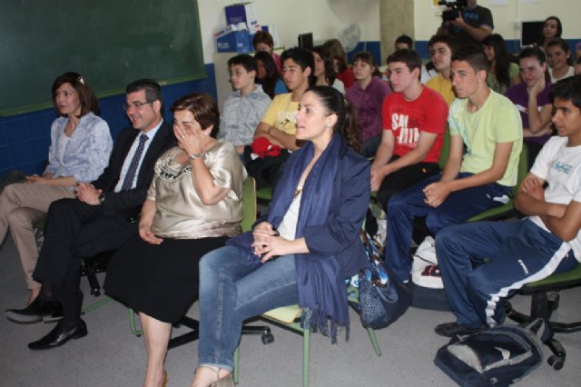 El Alcalde de Torre-Pacheco visita a los alumnos de los institutos del municipio que llevan a cabo el proyecto Empresa Joven Europea (EJE) - 3, Foto 3