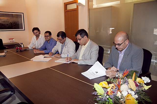 Blaya firma el contrato con Iniciativas Locales S.L para la gestión de los CAI, Foto 1