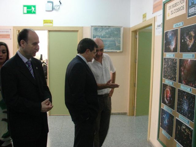 Más de un millar de estudiantes visitarán en el Instituto Ros Giner la exposición Un paseo por el Cosmos - 1, Foto 1