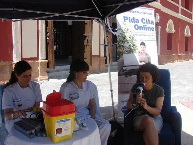 Cientos de ciudadanos se realizan pruebas sanitarias gratuitas en la Plaza Calderón, con motivo de los días del asma y la hipertensión - 1, Foto 1