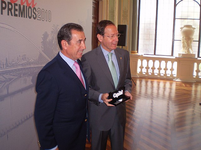 El Alcalde recibe el Premio Capital por la puesta en marcha del tranvía - 2, Foto 2