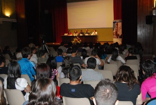 Los alumnos de los institutos y del colegio de La Milagrosa participan en la segunda jornada del Foro Socioeconómico y Estratégico Totana, 2010, Foto 5
