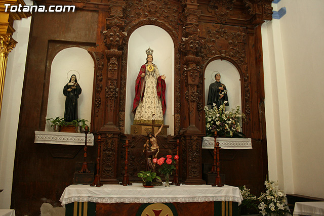 Autoridades municipales y los trabajadores del Ayuntamiento realizan una ofrenda floral a su patrona 