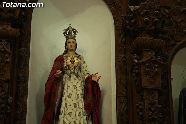 Autoridades municipales y los trabajadores del Ayuntamiento realizan una ofrenda floral a su patrona 