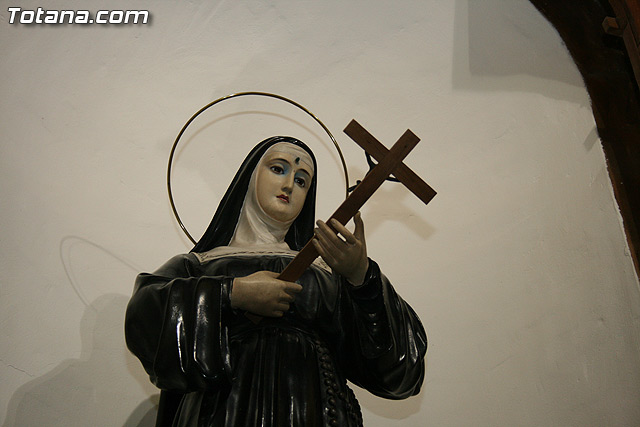 Autoridades municipales y los trabajadores del Ayuntamiento realizan una ofrenda floral a su patrona 