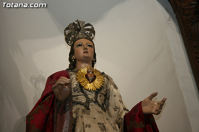 Autoridades municipales y los trabajadores del Ayuntamiento realizan una ofrenda floral a su patrona 