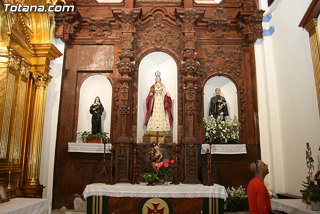 Autoridades municipales y los trabajadores del Ayuntamiento realizan una ofrenda floral a su patrona 