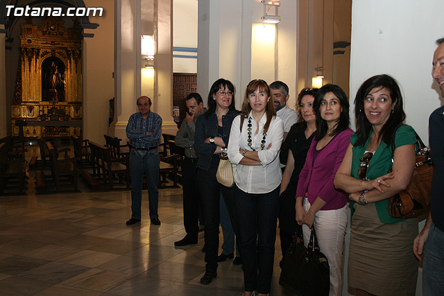 Autoridades municipales y los trabajadores del Ayuntamiento realizan una ofrenda floral a su patrona 