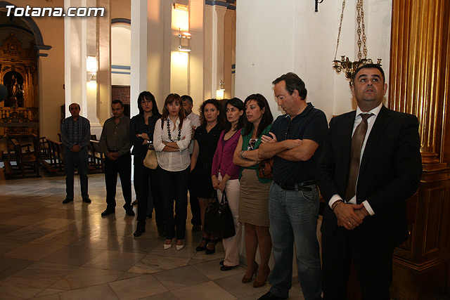 Autoridades municipales y los trabajadores del Ayuntamiento realizan una ofrenda floral a su patrona 