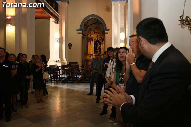 Autoridades municipales y los trabajadores del Ayuntamiento realizan una ofrenda floral a su patrona 