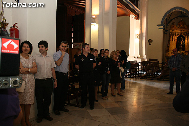Autoridades municipales y los trabajadores del Ayuntamiento realizan una ofrenda floral a su patrona 