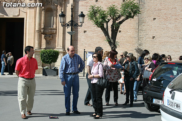 Autoridades municipales y los trabajadores del Ayuntamiento realizan una ofrenda floral a su patrona 