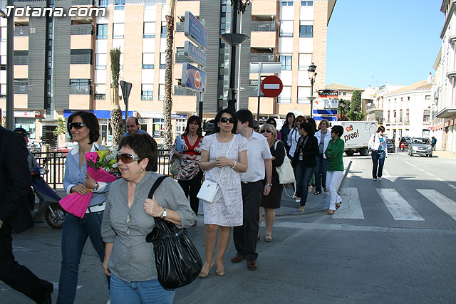 Autoridades municipales y los trabajadores del Ayuntamiento realizan una ofrenda floral a su patrona 