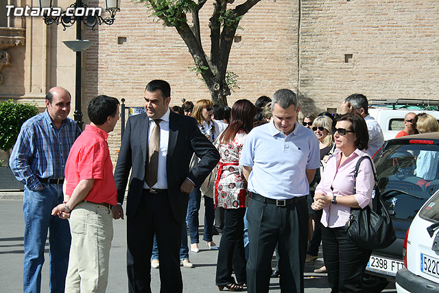 Autoridades municipales y los trabajadores del Ayuntamiento realizan una ofrenda floral a su patrona 