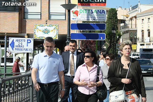 Autoridades municipales y los trabajadores del Ayuntamiento realizan una ofrenda floral a su patrona 
