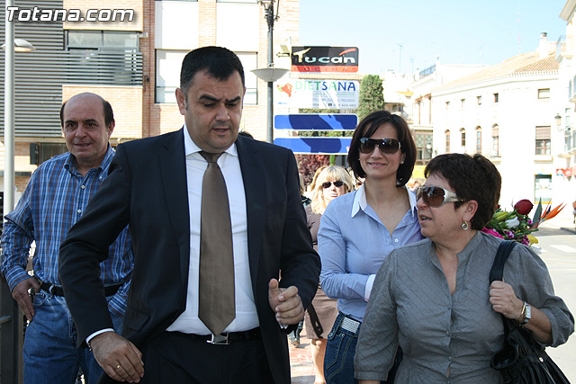 Autoridades municipales y los trabajadores del Ayuntamiento realizan una ofrenda floral a su patrona 
