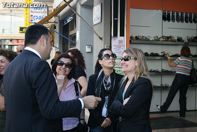 Autoridades municipales y los trabajadores del Ayuntamiento realizan una ofrenda floral a su patrona 