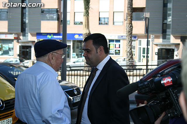 Autoridades municipales y los trabajadores del Ayuntamiento realizan una ofrenda floral a su patrona 