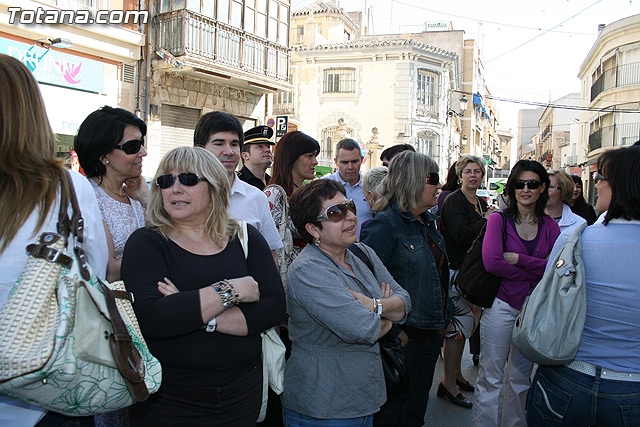Autoridades municipales y los trabajadores del Ayuntamiento realizan una ofrenda floral a su patrona 