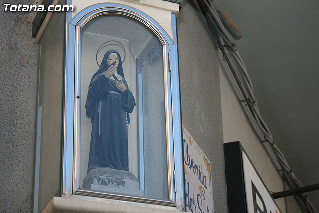 Autoridades municipales y los trabajadores del Ayuntamiento realizan una ofrenda floral a su patrona 