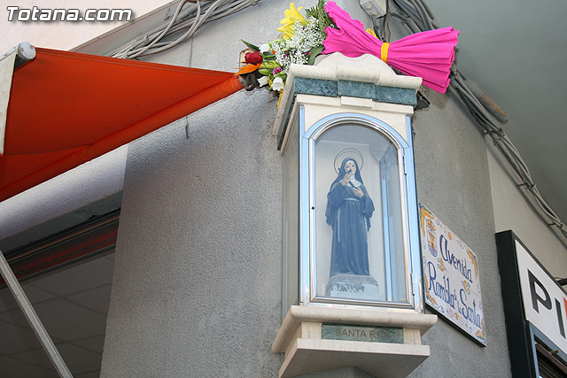 Autoridades municipales y los trabajadores del Ayuntamiento realizan una ofrenda floral a su patrona 