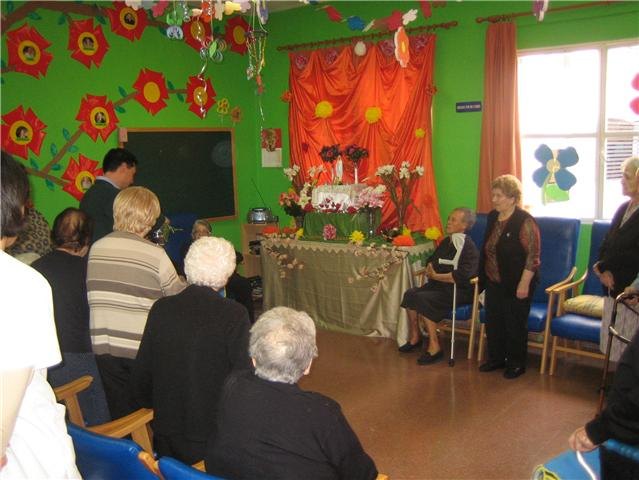 El Servicio de Estancias Diurnas realiza el tradicional altar de mayo, Foto 1