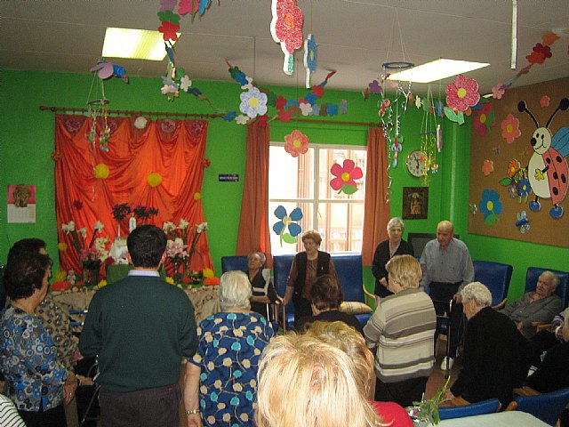 Day Care Service performs a traditional altar May, Foto 3