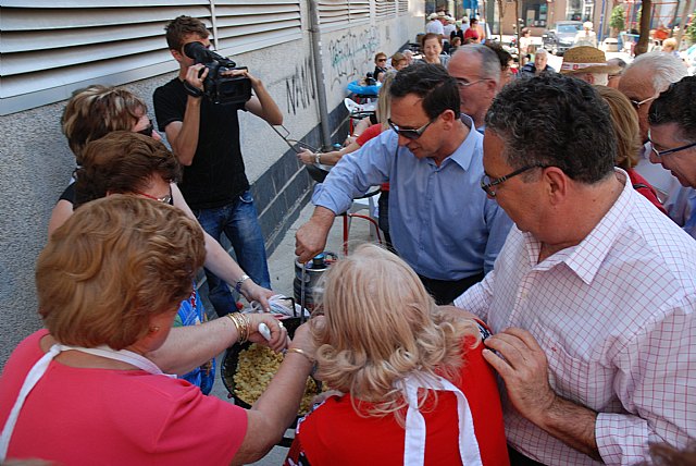 El consejero de Política Social comparte la tradicional degustación de migas del Centro de Mayores de Molina con socios y vecinos - 1, Foto 1