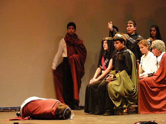 El IES Prado Mayor de Totana asiste a la muestra de teatro escolar en Caravaca - 1, Foto 1