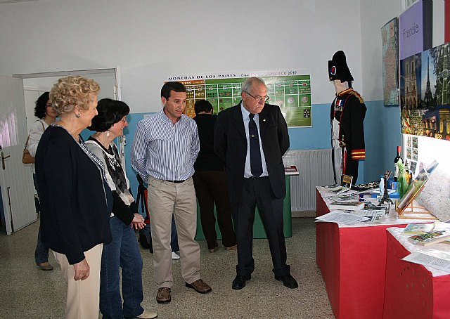 El colegio San Francisco inicia su semana cultural con una exposición sobre 12 países - 1, Foto 1