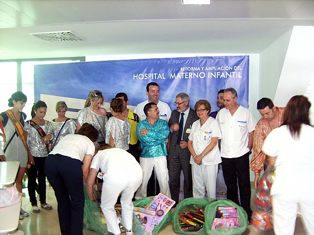 Las peñas festeras de Alcantarilla entregaron esta mañana juguetes a los niños hospitalizados en la Arrixaca - 1, Foto 1