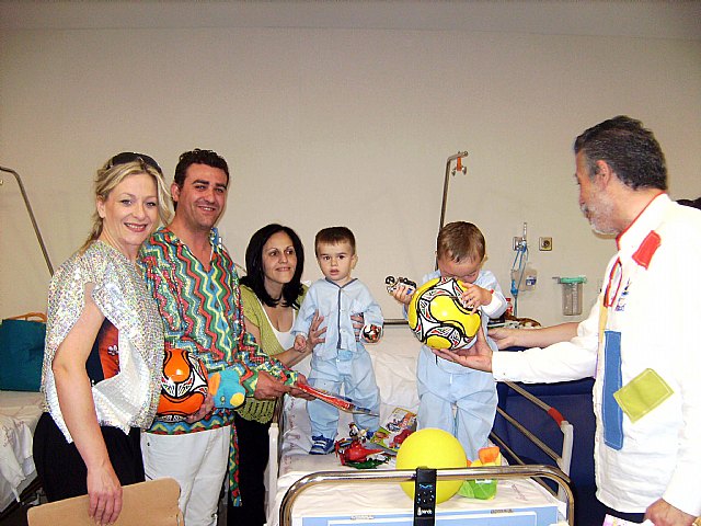 Las peñas festeras de Alcantarilla entregaron esta mañana juguetes a los niños hospitalizados en la Arrixaca - 2, Foto 2