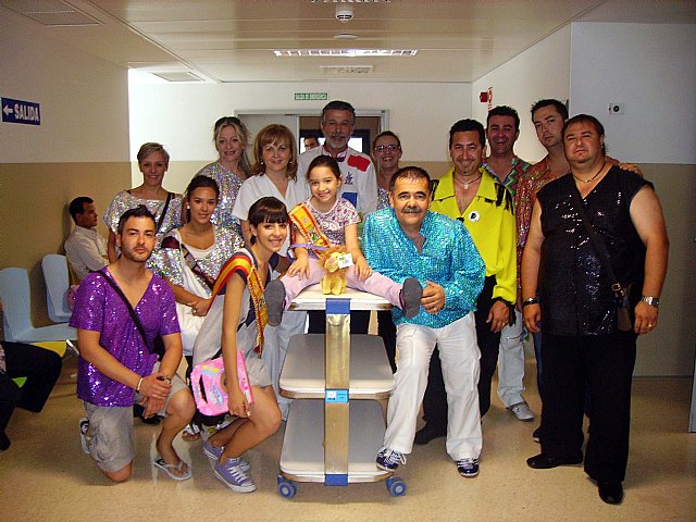 Las peñas festeras de Alcantarilla entregaron esta mañana juguetes a los niños hospitalizados en la Arrixaca - 3, Foto 3