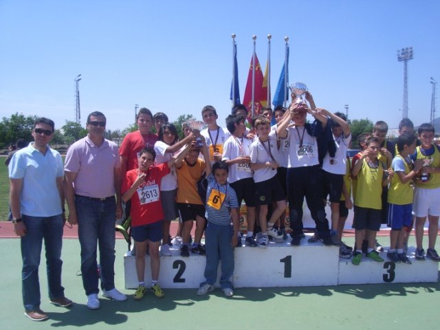 Los equipos de los centros educativos San José y Reina Sofía participan en la final regional escolar de atlestimso, Foto 1