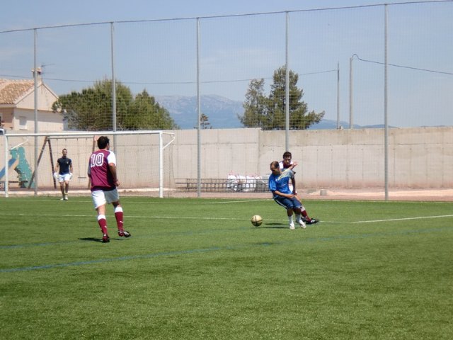 El equipo Águilas goleó al equipo Diseños Javi por 9-2, en la trigésimo quinta jornada de la liga de fútbol aficionado Juega limpio, Foto 1