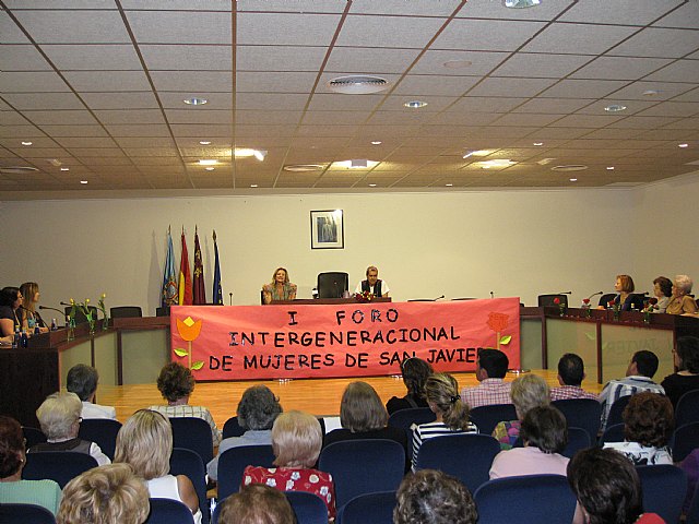 Mujeres de varias generaciones se reúnen en el I Foro Intergeneracional de Mujeres del Municipio de San Javier organizado por la Asociación Abril - 1, Foto 1