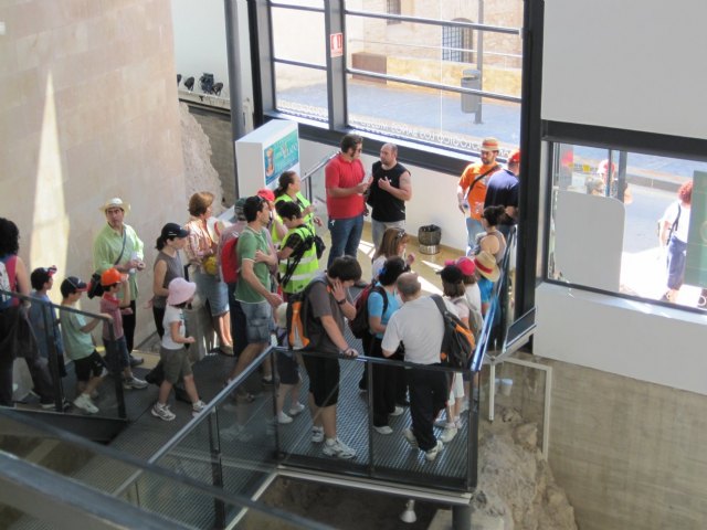 Gran participacin en la Visita Guiada al Yacimiento del Cerro del Castillo, Foto 1