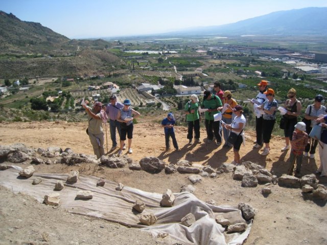 Gran participacin en la Visita Guiada al Yacimiento del Cerro del Castillo, Foto 3