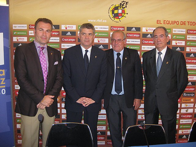 Los Ayuntamientos de Murcia, Caravaca y la Federación Española de Fútbol firman un convenio para la celebración del partido de la Selección España-Polonia - 1, Foto 1