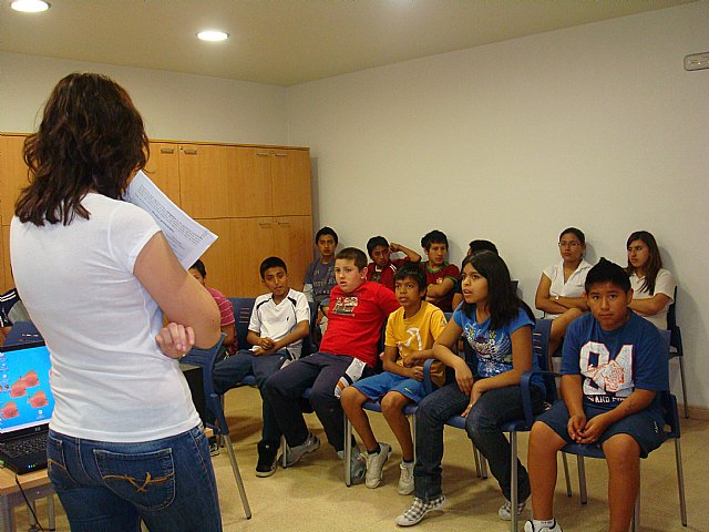 Los jóvenes participantes en el proyecto de integración socioeducativa reciben nociones básicas en materia de prevención de drogodependencias - 1, Foto 1