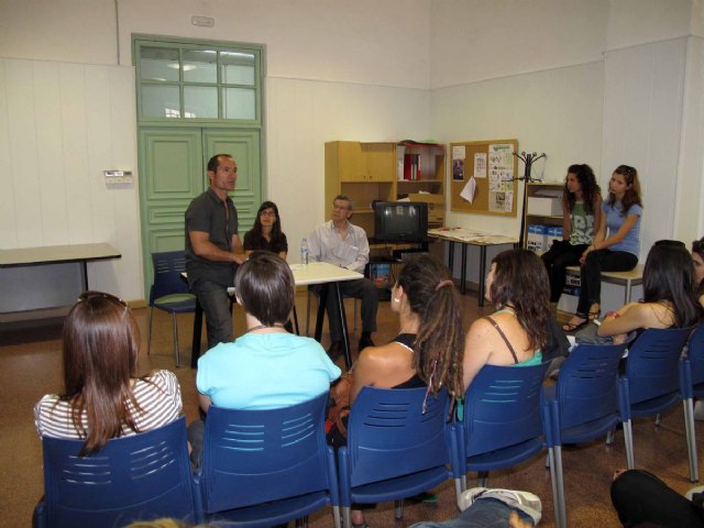 Universitarios de la Facultad de Educación Social, de visita en La Milagrosa - 2, Foto 2