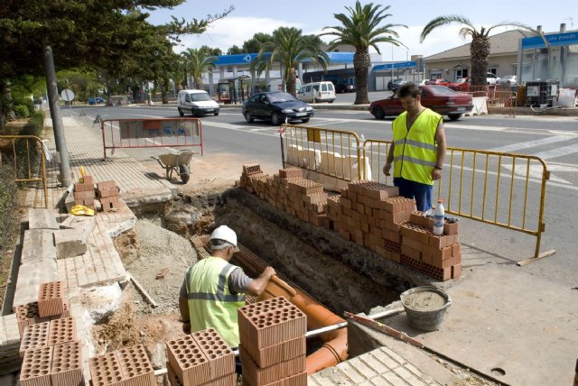 Construyen imbornales en las inmediaciones de la glorieta del Polígono de Santa Ana - 2, Foto 2