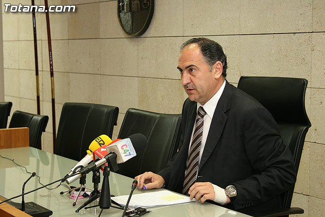 Las nuevas medidas del Gobierno central y la redución de ingresos del Estado hacen peligrar el mantenimiento de algunos servicios municipales - 1, Foto 1