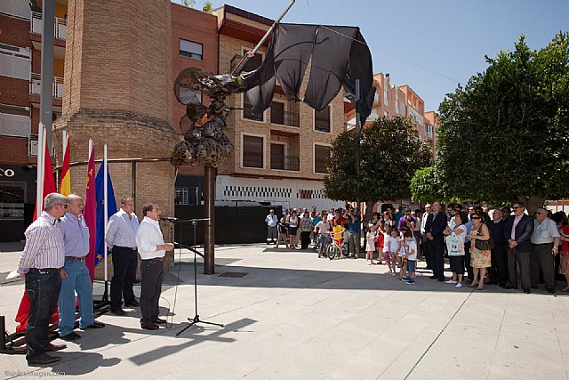Alcantarilla cuenta desde hoy con una escultura de La Bruja, en homenaje a las Peñas Festeras y a sus peñistas - 1, Foto 1