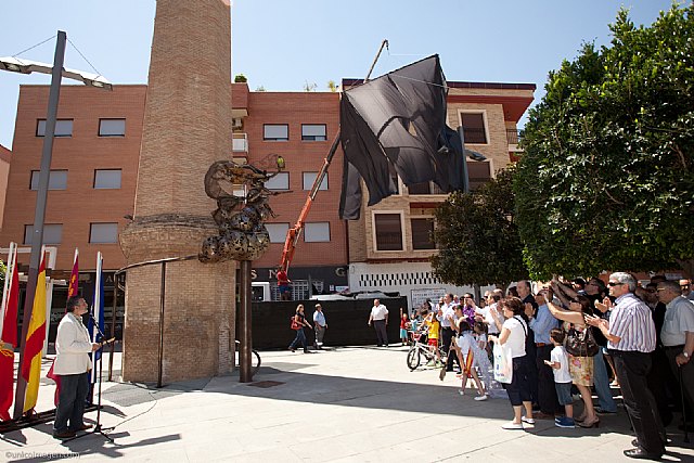 Alcantarilla cuenta desde hoy con una escultura de La Bruja, en homenaje a las Peñas Festeras y a sus peñistas - 2, Foto 2