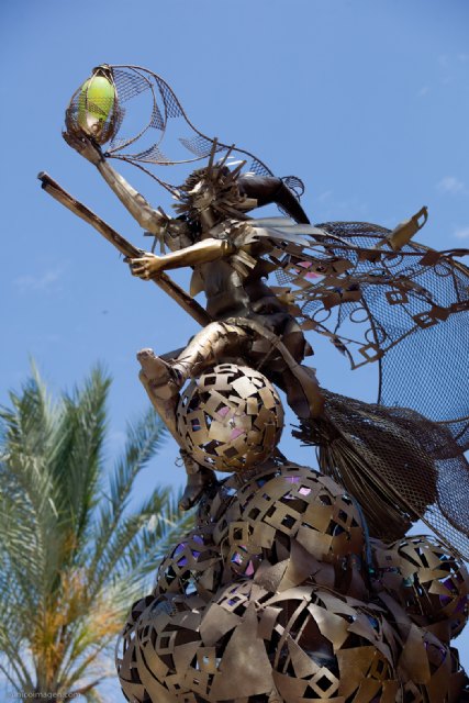Alcantarilla cuenta desde hoy con una escultura de La Bruja, en homenaje a las Peñas Festeras y a sus peñistas - 3, Foto 3