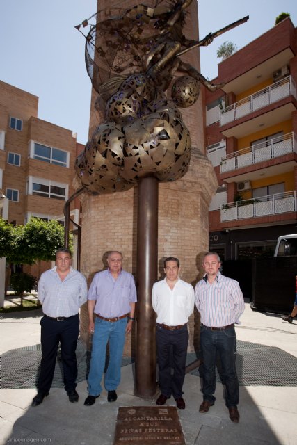 Alcantarilla cuenta desde hoy con una escultura de La Bruja, en homenaje a las Peñas Festeras y a sus peñistas - 4, Foto 4