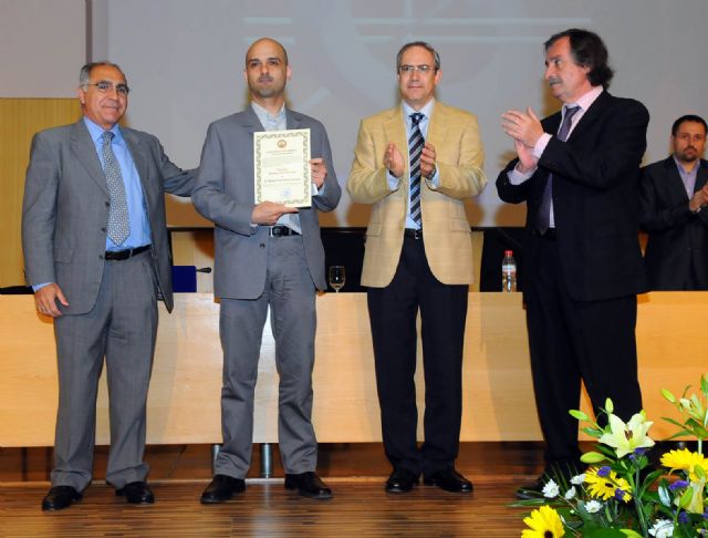 Empresas de TIC entregaron sus premios durante la imposición de becas de la Facultad de Informática - 1, Foto 1