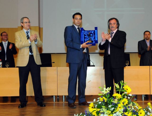 Empresas de TIC entregaron sus premios durante la imposición de becas de la Facultad de Informática - 2, Foto 2